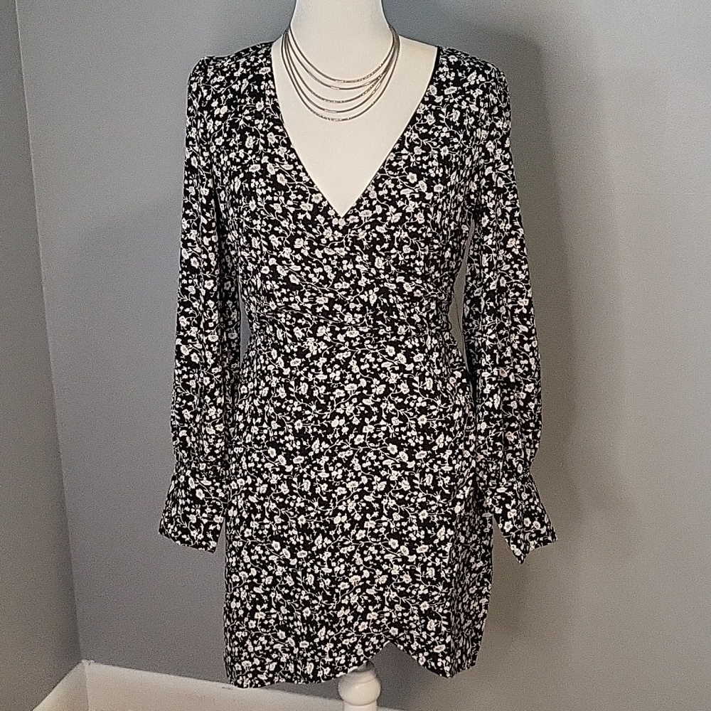 Lulu's Black & White Long Sleeve Floral Side Zip Lined Faux Wrap Mini Dress Sz S